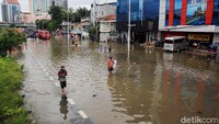 Banjir ini membuat lalu lintas dari Daan Mogot menuju Latumenten atau Pluit terputus.