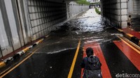Banjir tersebut bahkan mencapai paha orang dewasa.