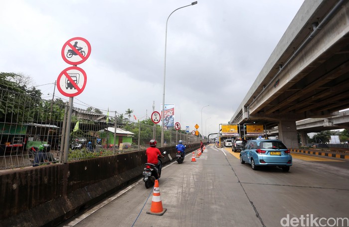 Jalan di kawasan Bekasi tak dapat dilalui akibat banjir. Pemotor pun melintasi Tol Becakayu untuk dapat beraktivitas.