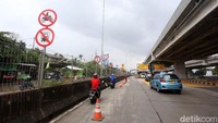 Sejumlah kendaraan roda melintasi tol Becakayu usai sejumlah jalan di kawasan Bekasi, Jawa Barat, terendam banjir, Selasa (25/2/2020).