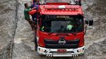 Mobil Pemadam Angkut Warga Seberangi Banjir di Kebon Jeruk