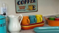 Masih berjiwa muda, kakek Steve memperlihatkan perabotan dapurnya yang warna-warni. Ada gelas dan nampan yang memiliki warna cerah. Gelas tersebut kerap ia pakai untuk menikmati kopi kesukaannya. Foto: Instagram @oldmansteve75