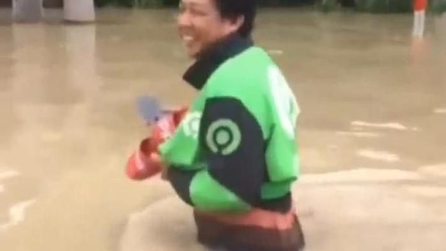 Menerjang Banjir, Ini 5 Kisah Antar Makanan yang Jadi Viral