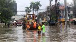 Alat Berat hingga Truk Satpol PP Bantu Warga Terjang Banjir
