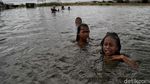 Santuy! Warga Masak hingga Nonton Televisi di Tengah Banjir