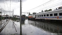 Genangan air hingga 20 cm di atas kop rel membuat arus listrik dipadamkan.