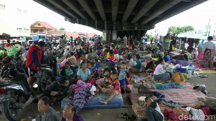Korban Banjir Subang Ngungsi di Bawah Jembatan