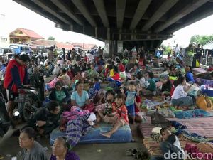 Korban Banjir Subang Ngungsi di Bawah Jembatan, Gelar Kasur dan Tikar