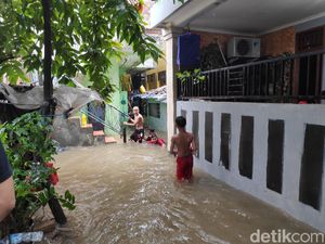 Hujan Deras Semalaman, Perumahan di Pancoran Barat Banjir 40 cm