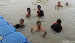 Asyiknya Anak-anak di Periuk Tangerang Bermain Air Saat Banjir