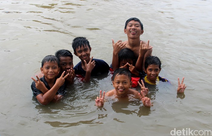 Anak-anak di Periuk Tangerang Main Air Saat Banjir Banjir kerap dimanfaatkan anak-anak untuk berenang dan bermain air. Anak-anak di Periuk Tangerang pun manfaatkan momen banjir untuk bermain air bersama teman.