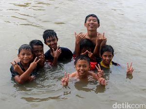 Asyiknya Anak-anak di Periuk Tangerang Bermain Air Saat Banjir