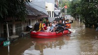 Warga dievakuasi karena banjir tak kunjung surut.