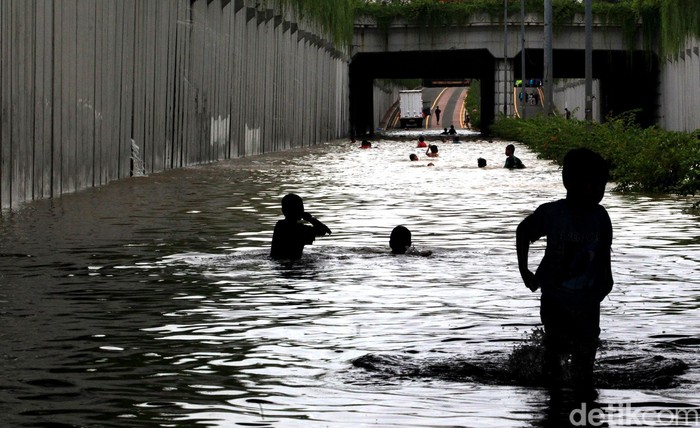 Terowongan kawasan Kemayoran, Jakarta, yang berada di dekat Basarnas turut trendam banjir. Sejumlah anak-anak memanfaatnya untuk bermain.