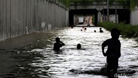 Penampakan sejumlah anak-anak saat asyik berenang di terowongan di kawasan Kemayoran, Jakarta, Selasa (25/2/2020).