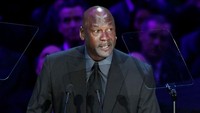 Acara mengenang kepergian Kobe Bryant ini dihelat di Staples Center, Los Angeles. Michael Jordan jadi salah satu yang naik panggung memberikan kata-kata perpisahan. (Foto: Kevork Djansezian/Getty Images)