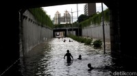 Beberapa anak-anak terus memanfaatkan banjir untuk bermain.