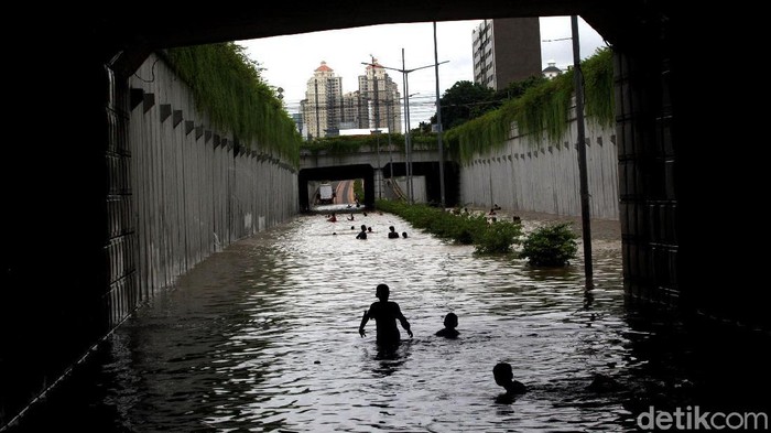 Terowongan kawasan Kemayoran, Jakarta, yang berada di dekat Basarnas turut trendam banjir. Sejumlah anak-anak memanfaatnya untuk bermain.
