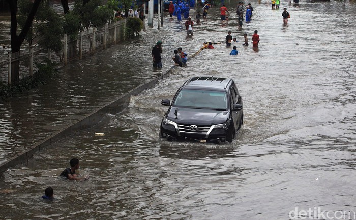 Banjir yang rendam sejumlah jalan di Jakarta membuat warga nekat terobos banjir agar dapat beraktivitas. Berikut deretan foto mobil penerjang banjir di ibu kota