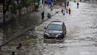 Kalaupun harus melintas, kecepatan saat masuk genangan air harus berada di bawah 5 km per jam, untuk kemudian baru berakselerasi sampai maksimal 10 km per jam.