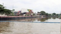 Jembatan Alamanda yang berada di kawasan tersebut terendam banjir sehingga tak dapat dilintasi oleh warga.