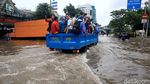 Alat Berat hingga Truk Satpol PP Bantu Warga Terjang Banjir