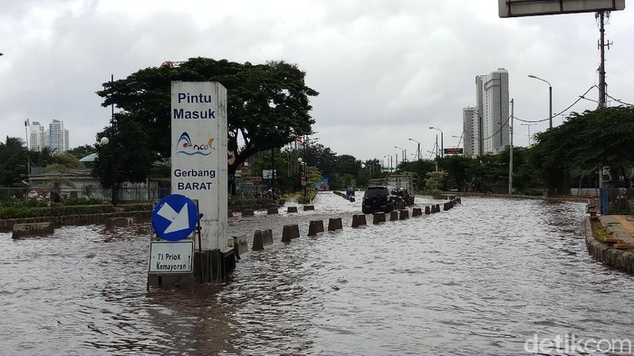 Pintu masuk barat Ancol terdampak banjir setinggi 50 CM.