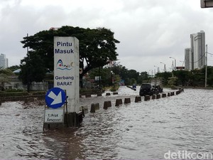 Jalan Lodan Raya Ancol Banjir 50 CM, Motor Tak Bisa Melintas