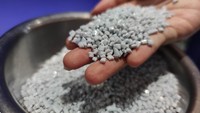 Masukkan Nama dan No telepon Anda sebagai penerima. Kemudian masukkan jenis barang yang akan dikirim dengan pilihan others. Selanjutnya, pilih GrabExpress Recycle sebagai layanan pengantaran. Terakhir, konfirmasi pengiriman dan Pesan GrabExpress. Waktu operasional layanan GrabExpress Recycle adalah hari Senin sampai Sabtu, mulai pukul 08.00 hingga 14.00 WIB. Foto: dok. GRAB