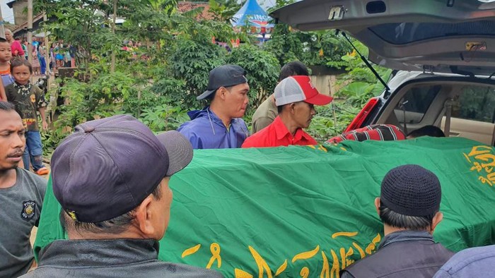 Cerita Saksi soal Warga Bekasi yang Tewas Kesetrum saat Banjir