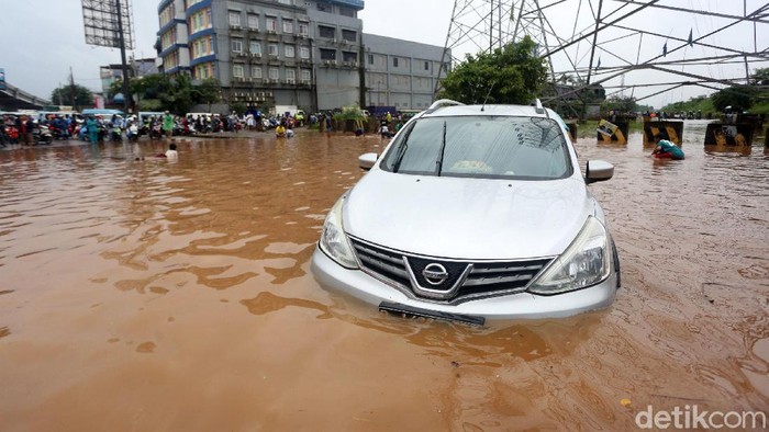 Mobil mogok ditengah banjir di Bawah Kolong Tol JORR Kalimalang, Kota Bekasi, Jawa Barat, Selasa (25/2/2020). Jalan Drainase yang buruk dan hujan deras yang terus mengguyur wilayah Kota Bekasi dan sekitarnya, mengakibatkan banjir dan menyulitkan akses warga bekasi menuju Jakarta maupun sebaliknya .