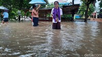 Pantauan detikcom hingga pukul 08.30 WIB, banjir merendam pemukiman warga. Air juga ikut masuk ke dalam perumahan warga.