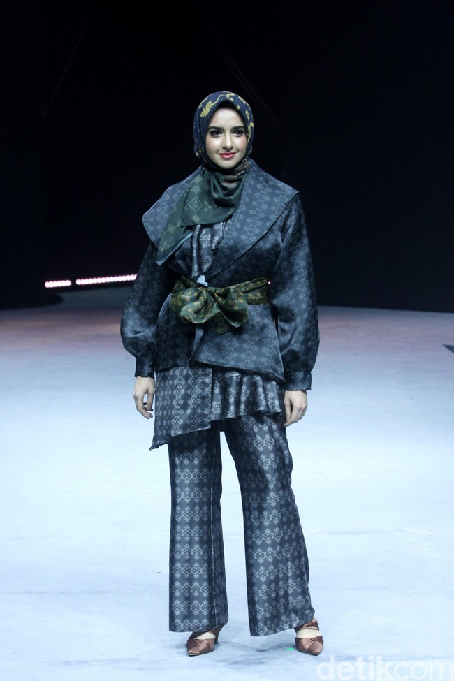 Selain menjadi pembicara dalam acara talkshow, Summer Albarcha juga menjadi model catwalk untuk fashion show karya desainer Restu Anggraini, ETU. Summer mengenakan busana ETU yang terinspirasi daun semanggi. Foto: Mohammad Abduh/Detikcom