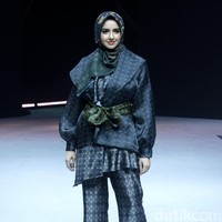 Selain menjadi pembicara dalam acara talkshow, Summer Albarcha juga menjadi model catwalk untuk fashion show karya desainer Restu Anggraini, ETU. Summer mengenakan busana ETU yang terinspirasi daun semanggi. Foto: Mohammad Abduh/Detikcom