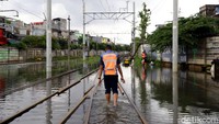 Banjir yang terjadi di area perangkat wesel kereta itu membuat perjalanan kereta api jarak jauh di Stasiun Pasar Senen menjadi terganggu.