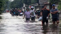 Mereka mengungsi karena air yang merendam perumahan mereka kian tinggi.