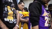 Banyak fans Kobe Bryant dan yang hadir dengan mengenakan kostum kelab basket LA Lakers. Getty Images/Mario Tama
