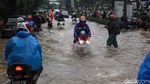 Pemotor Terobos Trotoar Imbas Banjir di Kebon Jeruk