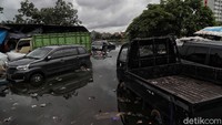 Proses evakuasi itu pun diharapkan dapat segera dilakukan karena banyak warga yang telah berusia lanjut, anak-anak dan balita yang masih terjebak banjir di kawasan tersebut.