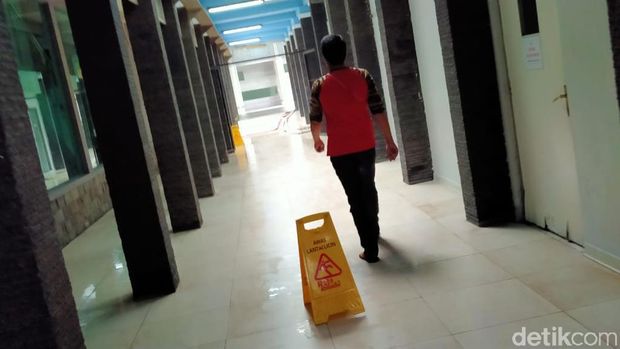 Banjir sempat menggenangi selasar unit radiologi.