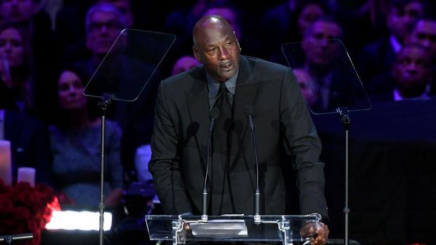Michael Jordan menangis saat berpidato mengenai Kobe.