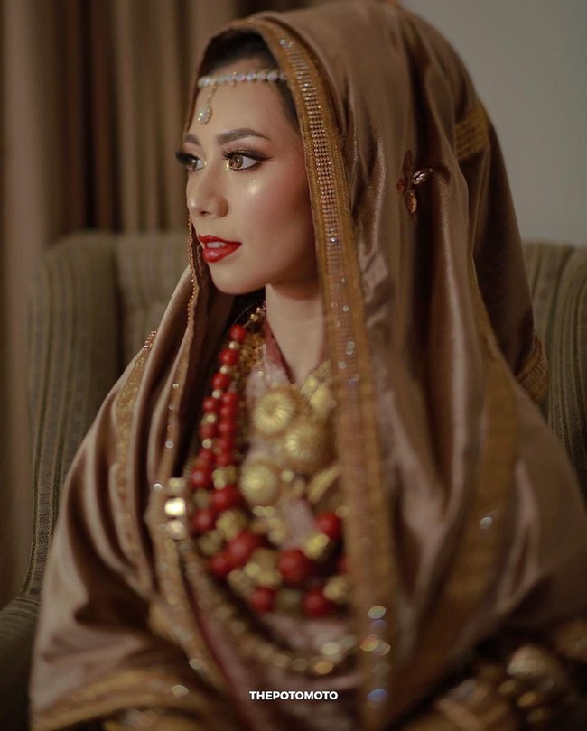 Influencer beauty Abel Cantika baru-baru ini mengungkap cerita di balik hari pernikahan. Satu hal yang bikin banyak orang terkejut sekaligus kagum adalah fakta bahwa wanita berdarah Minang dan Jawa tersebut ternyata dandan sendiri. Foto: Instagram @abellyc, @thepotomoto