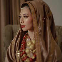 Influencer beauty Abel Cantika baru-baru ini mengungkap cerita di balik hari pernikahan. Satu hal yang bikin banyak orang terkejut sekaligus kagum adalah fakta bahwa wanita berdarah Minang dan Jawa tersebut ternyata dandan sendiri. Foto: Instagram @abellyc, @thepotomoto