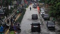 Hujan yang mengguyur Jakarta sejak Senin (24/2) malam hingga Selasa (25/2) pagi membuat sejumlah jalan di ibu kota terendam banjir.