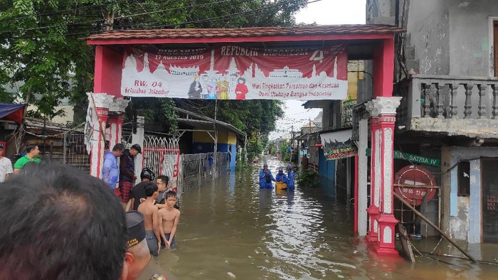 14 RT di Jelambar Terendam Banjir 70 Cm, 3 Unit Pompa Dikerahkan