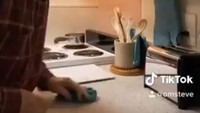 Hidup seorang diri tak membuat kakek ini memiliki rumah yang tak terurus, justru rumah kakek ini sangat rapih. Lihat saja nih dapur kesayangannya yang bersih dan rapih. Momen ini pun memperlihatkan kakek Steve sedang membersihkan dapurnya tersebut. Foto: Instagram @oldmansteve75