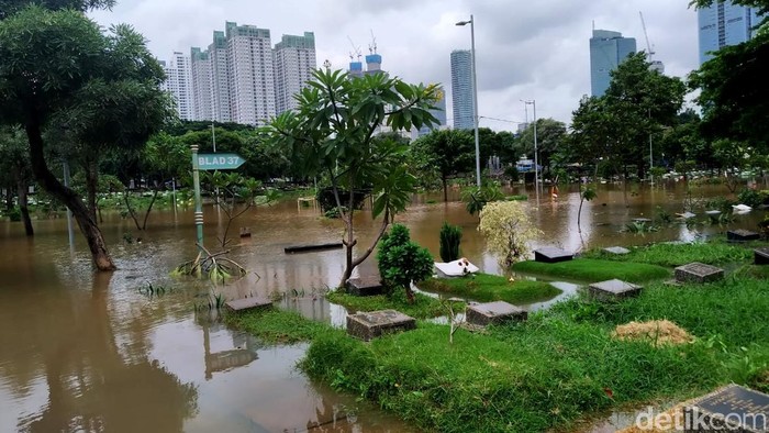 Hii! Ada Penampakan Setinggi 1 Meter di TPU Karet Bivak Penampakan tak biasa muncul usai hujan deras yang mengguyur Jakarta. Penampakan setinggi satu meter tersebut adalah banjir yang menggenangi TPU Karet Bivak