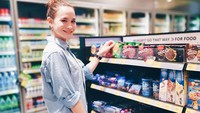 Begini gaya kece Aishah saat belanja camilan di supermarket. Wanita 39 tahun ini kelihatan awet muda ya? Foto: Instagram aishahjennifer