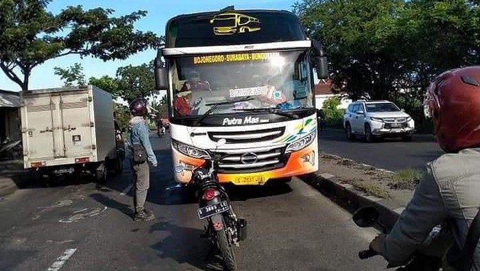 viral adang bus lawan arah
