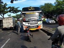 Perlukah Pengendara Motor Adang Bus yang Lawan Arah?